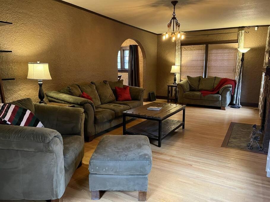 Historic Twin Tudors Inn Sioux Falls Bagian luar foto