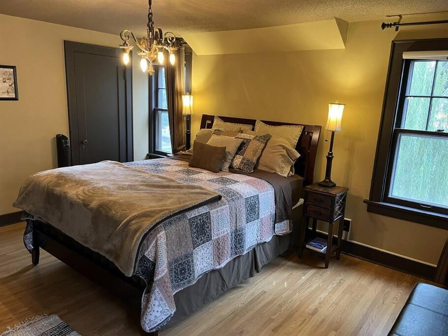 Historic Twin Tudors Inn Sioux Falls Bagian luar foto