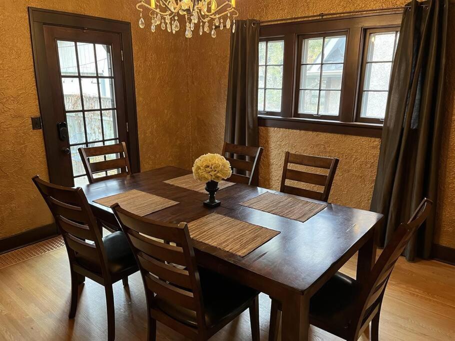 Historic Twin Tudors Inn Sioux Falls Bagian luar foto