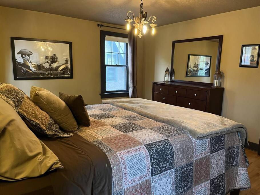 Historic Twin Tudors Inn Sioux Falls Bagian luar foto