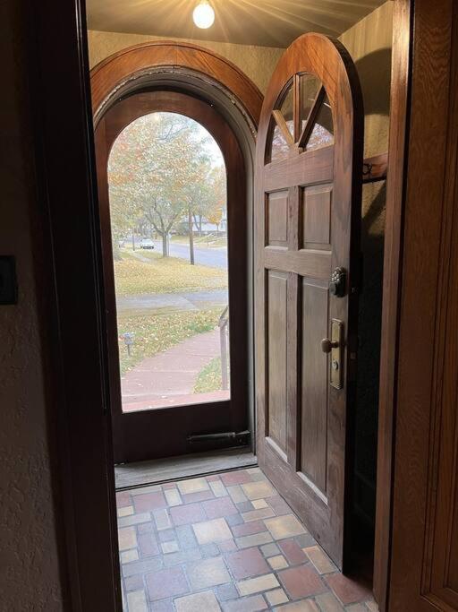 Historic Twin Tudors Inn Sioux Falls Bagian luar foto