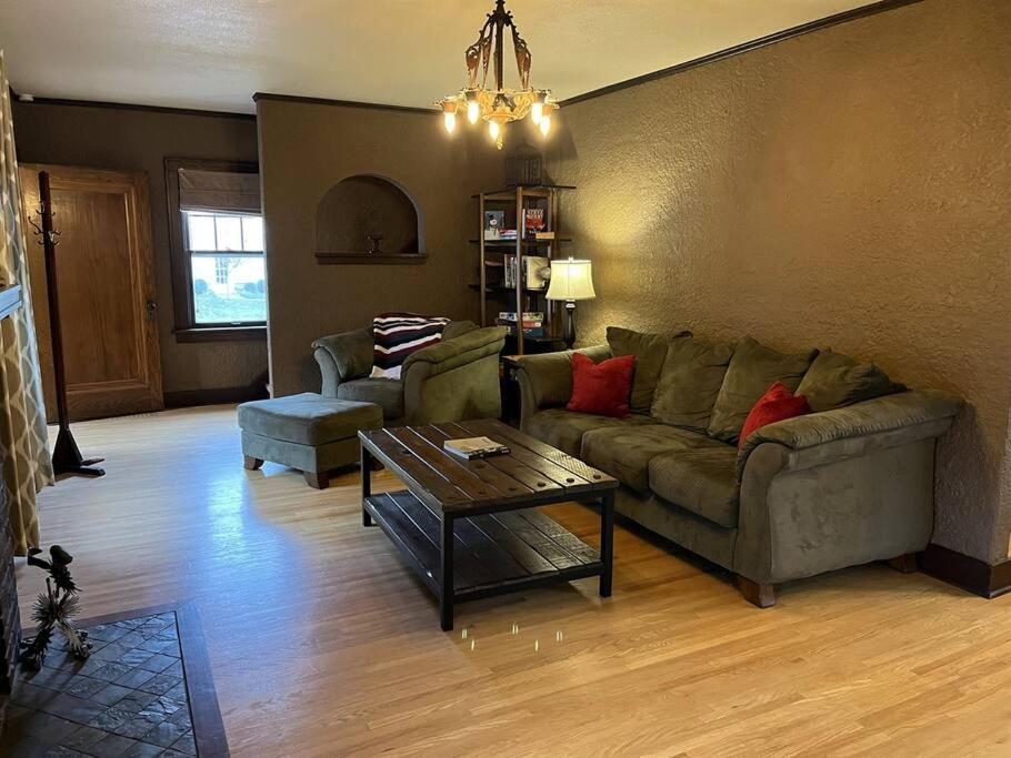 Historic Twin Tudors Inn Sioux Falls Bagian luar foto