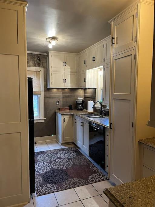 Historic Twin Tudors Inn Sioux Falls Bagian luar foto