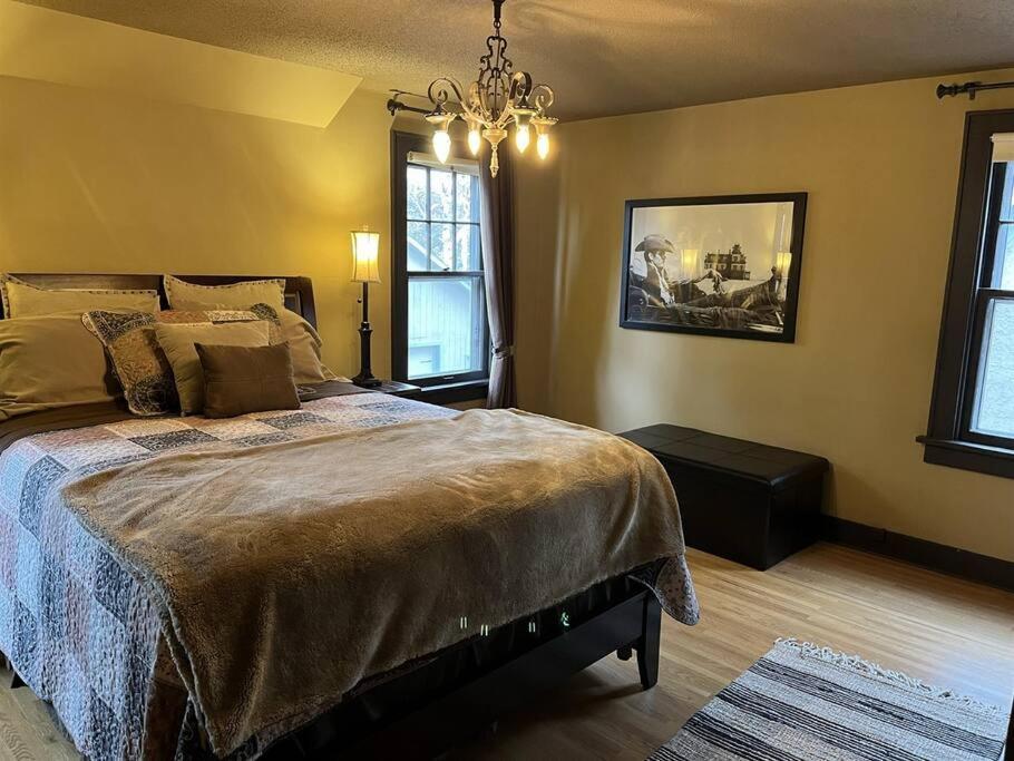 Historic Twin Tudors Inn Sioux Falls Bagian luar foto