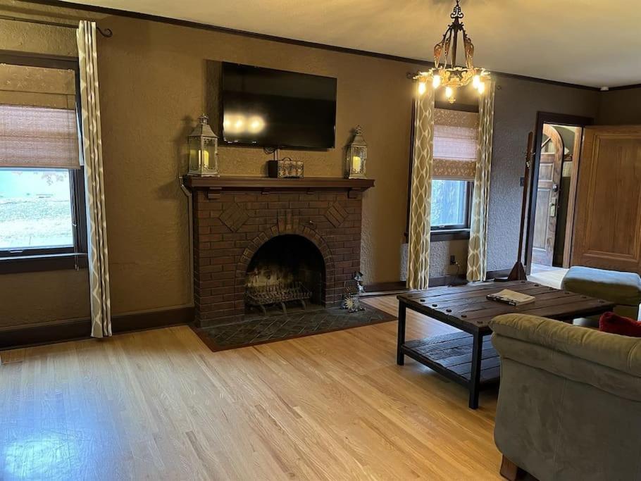Historic Twin Tudors Inn Sioux Falls Bagian luar foto