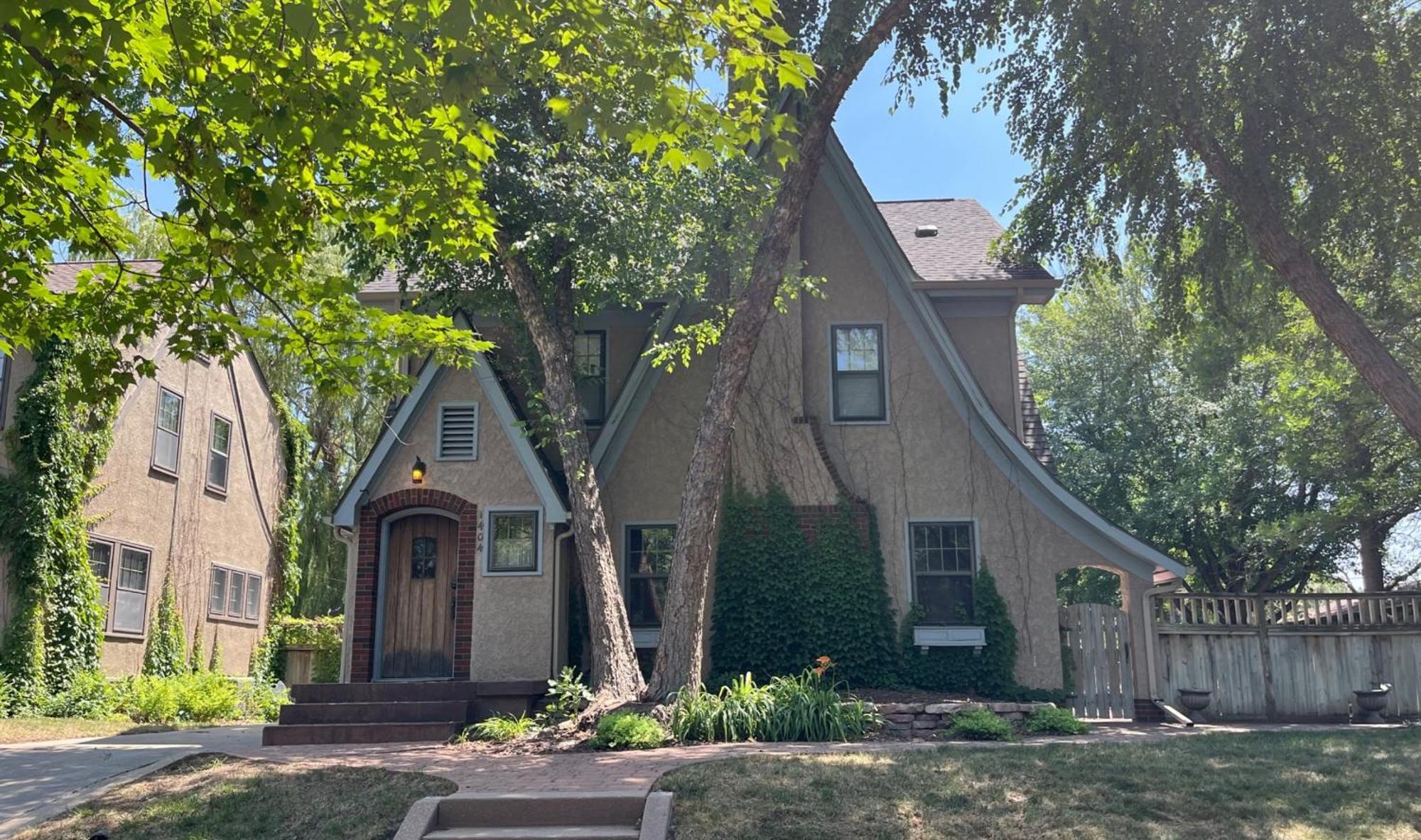 Historic Twin Tudors Inn Sioux Falls Bagian luar foto