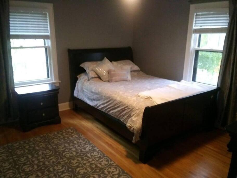 Historic Twin Tudors Inn Sioux Falls Bagian luar foto